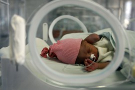 No obstante, los infantes cubanos reciben atención médica gratuita y una dieta mínima garantizada. En la foto, Un bebé prematuro recibe atención en la sala de cuidados intensivos del Hospital Materno Infantil Ramón González Coro de La Habana